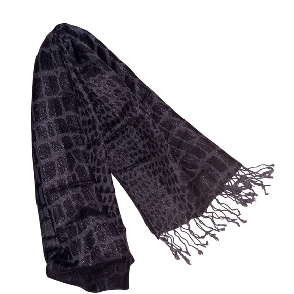 Fashion Scarf in a croc pattern in colors BLACK & GRAY - Picture 4 of 5